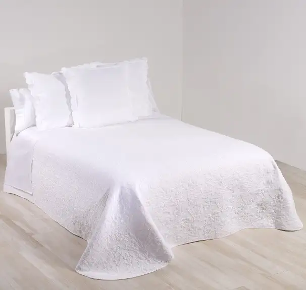 colcha boutí blanca con cojines